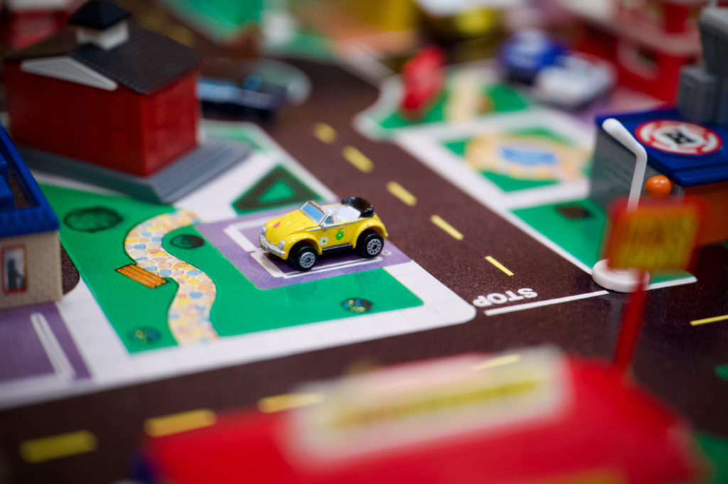 Les mariés se sont rendus à. la maison communale à bord d'une Coccinelle décapotable ! - Metro City - Micro Machines, 1990