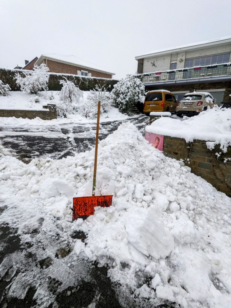 Apprenez à vos enfants à faire des bonhommes de neige, ça peut servir