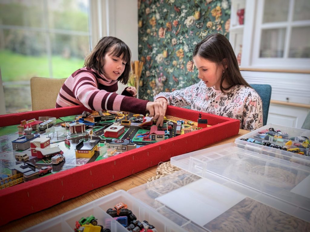 Alice et Juliette découvre le Playset Metro City de Micro Machines, 1990