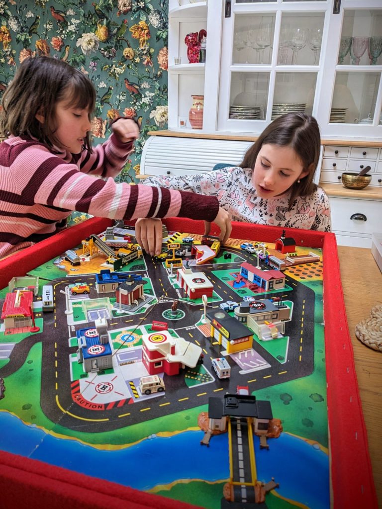 Alice et Juliette découvre le Playset Metro City de Micro Machines, 1990