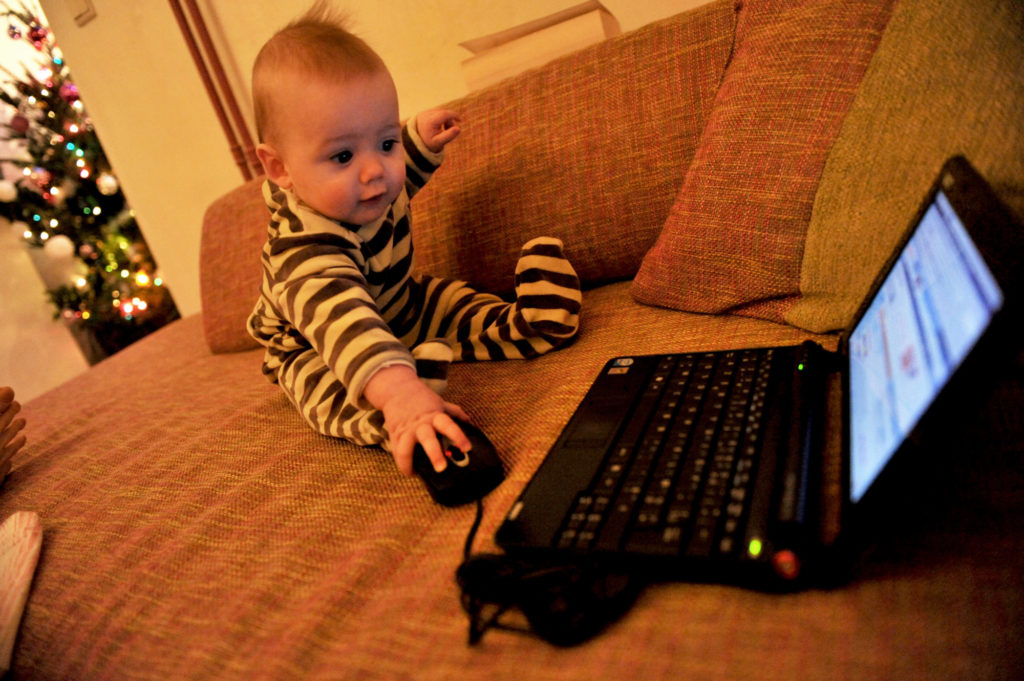 On démarre déjà l'informatique, 9 mois. Décembre 2009