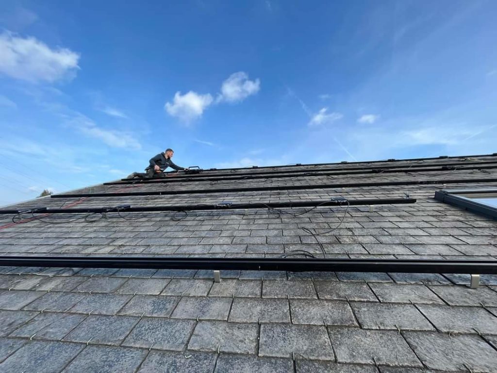 L'équipe d'AV Elec installe les panneaux photovoltaïques sur le toit.