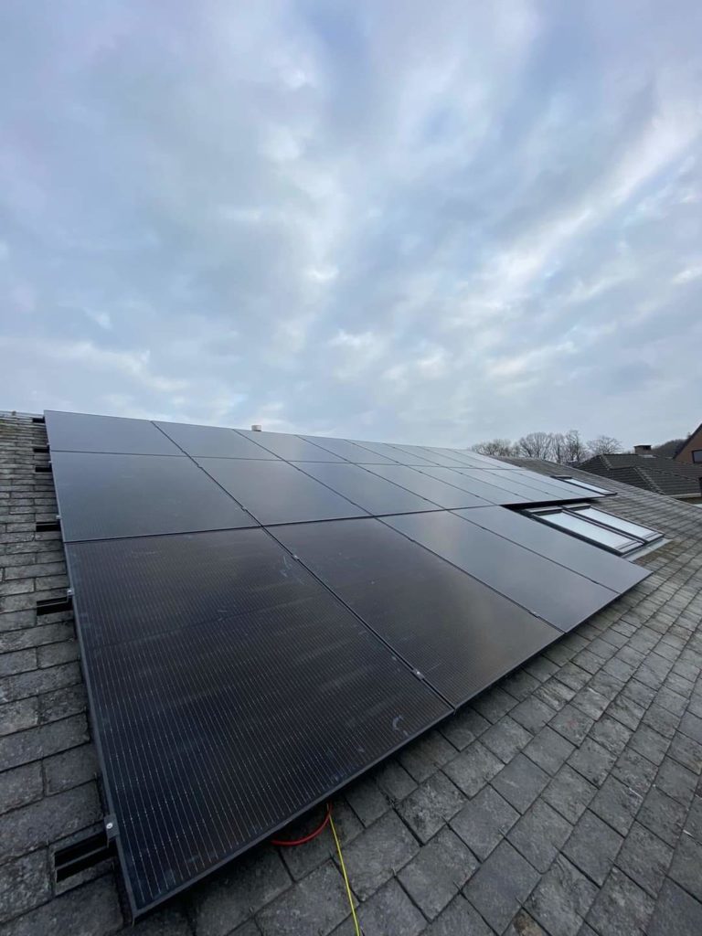 L'équipe d'AV Elec installe les panneaux photovoltaïques sur le toit.