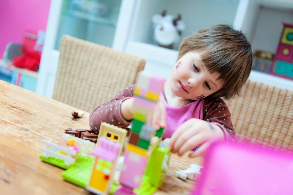 Tranquillement avec ses petits LEGO rose... -- Février 2016