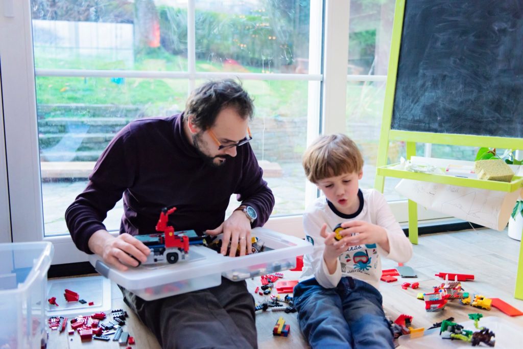 Allé, zou... cette semaine on trie tous les LEGO et on tente de construire ce camion Ferrari avec le plan trouvé sur Internet. -- Janvier 2016