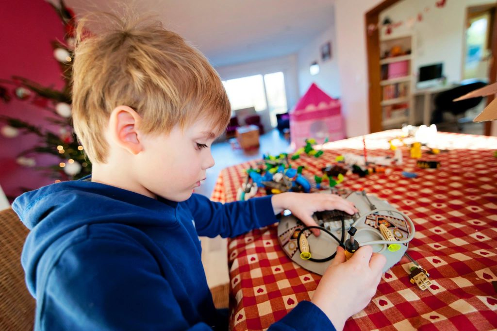 C'est les vacances, il se passe toujours quelques choses d'imprévu ! Une caisse de LEGO est venue de l'espace, remplie de drôles de Robots et autres vaisseaux spatiaux ! Voilà de quoi occuper Charly un bon moment ; ) - Décembre 2014