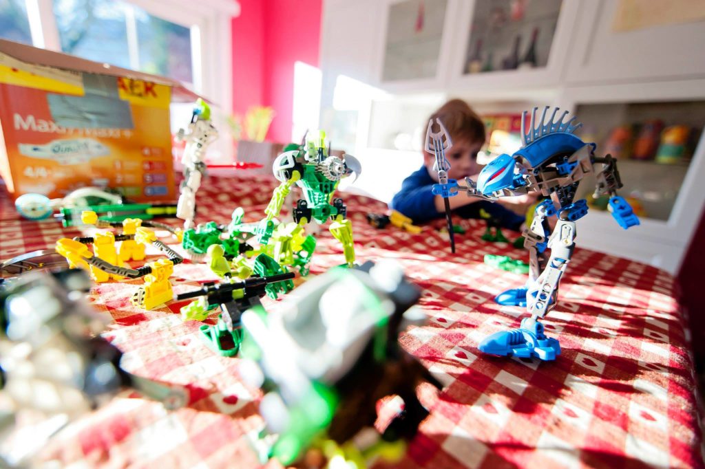 C'est les vacances, il se passe toujours quelques choses d'imprévu ! Une caisse de LEGO est venue de l'espace, remplie de drôles de Robots et autres vaisseaux spatiaux ! Voilà de quoi occuper Charly un bon moment ; ) - Décembre 2014