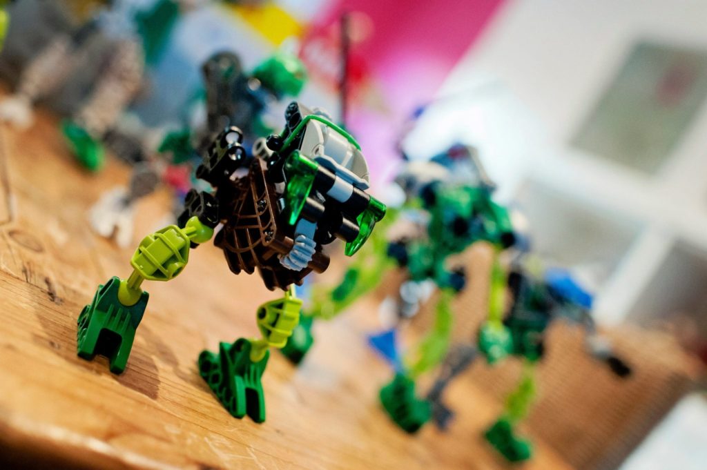 -- Droid Alien d'inspection, il peut grâce à sa démarche de poulet mécanique, facilement sauter de rocher en rochet et d'un coup de bec laser analyser la structure du sol afin de s'assurer que la zone est propice au combat ! - Bon, je me souviens que quand j'étais plus jeune, pas encore papa, et que les LEGO Bionicle sont sortis, j'avais crié à l'hérésie ! Comment pouvait-on avoir faire un truc aussi laid et si peu inspiré en LEGO !!! Au final, je trouve cette série assez amusantes. Nous avons créé avec Charly de nombreux combattants de l'espace... chaque combats donnant l'occasion d'en reconstruire de nouveaux ! -- Janvier 2015