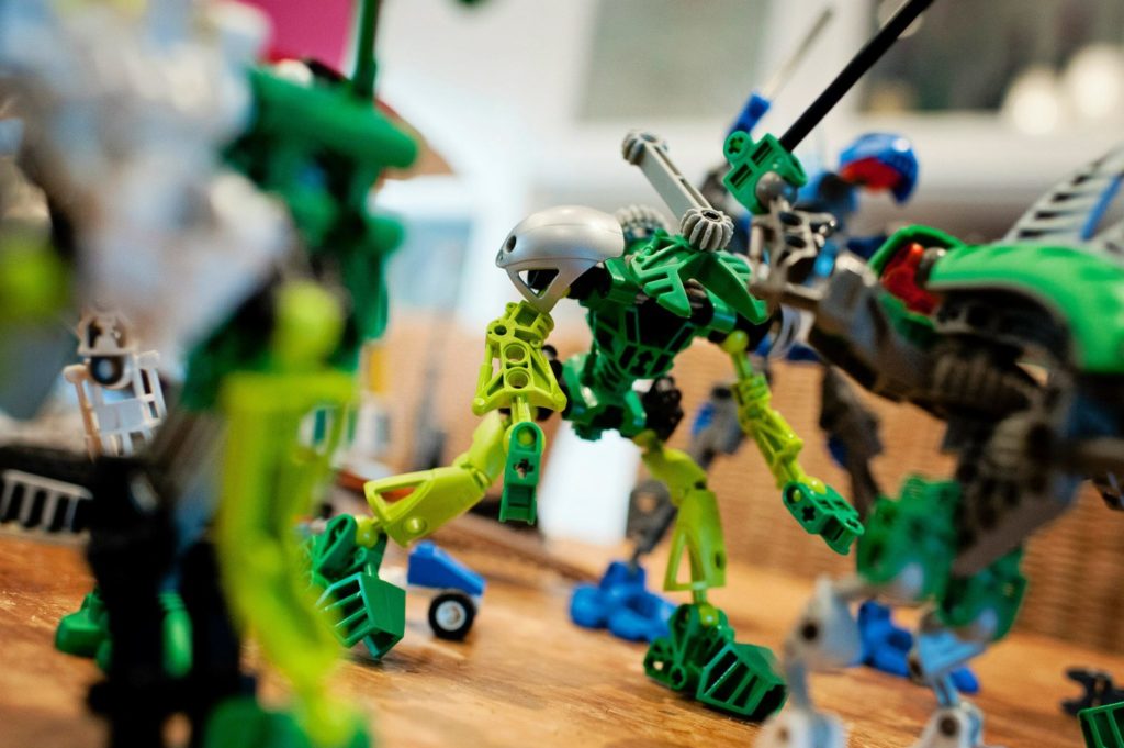 -- Droïd Alien, avec sa tête plate surplombée d'une arme tranchante, ce dernier dispose de bonnes protections aux épaules et d'une attaque de coup de poings fulgurante ! -- Bon, je me souviens que quand j'étais plus jeune, pas encore papa, et que les LEGO Bionicle sont sortis, j'avais crié à l'hérésie ! Comment pouvait-on avoir faire un truc aussi laid et si peu inspiré en LEGO !!! Au final, je trouve cette série assez amusantes. Nous avons créé avec Charly de nombreux combattants de l'espace... chaque combats donnant l'occasion d'en reconstruire de nouveaux ! -- Janvier 2015