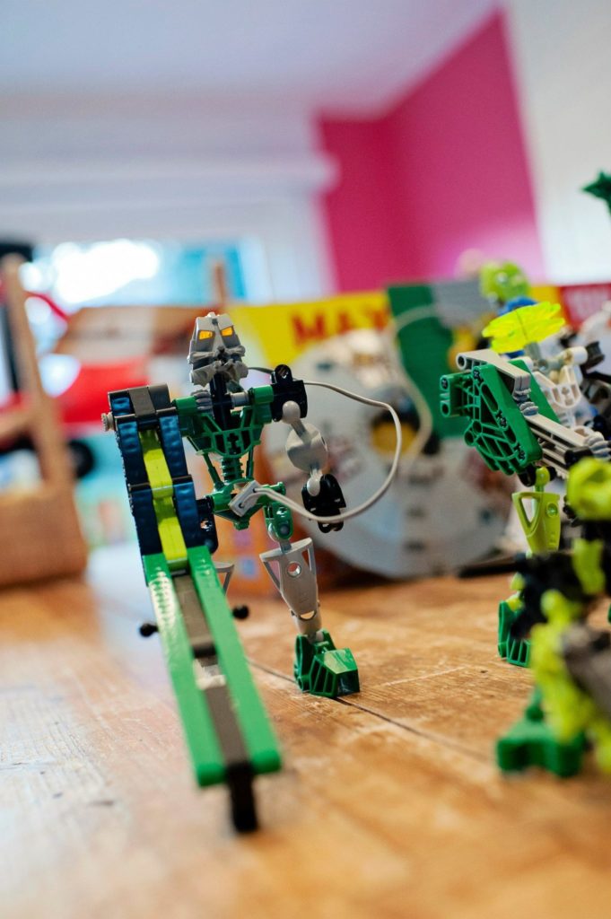 -- Big Jim est un Droïd de combat du clan M-Tron. Il aime prendre le pouvoir et contrôler les groupes de combats. Sa recherche de l'oeuf ancestral finira d'ailleurs par le perdre... Quoi qu'il en soit, à moins de le prendre par surprise, l'attaque frontale n'est pas à envisager si vous devez vous mesurer à lui, graçe son attaque longue portée, il peut repousser facilement les ennemis ! -- Bon, je me souviens que quand j'étais plus jeune, pas encore papa, et que les LEGO Bionicle sont sortis, j'avais crié à l'hérésie ! Comment pouvait-on avoir faire un truc aussi laid et si peu inspiré en LEGO !!! Au final, je trouve cette série assez amusantes. Nous avons créé avec Charly de nombreux combattants de l'espace... chaque combats donnant l'occasion d'en reconstruire de nouveaux ! - Janvier 2015