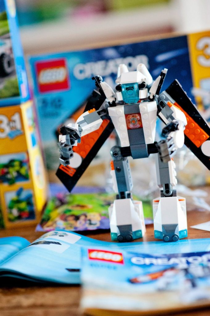 Mais pour le robot, c'est Mamou qui a construit sa première boite de LEGO -- Avril 2015