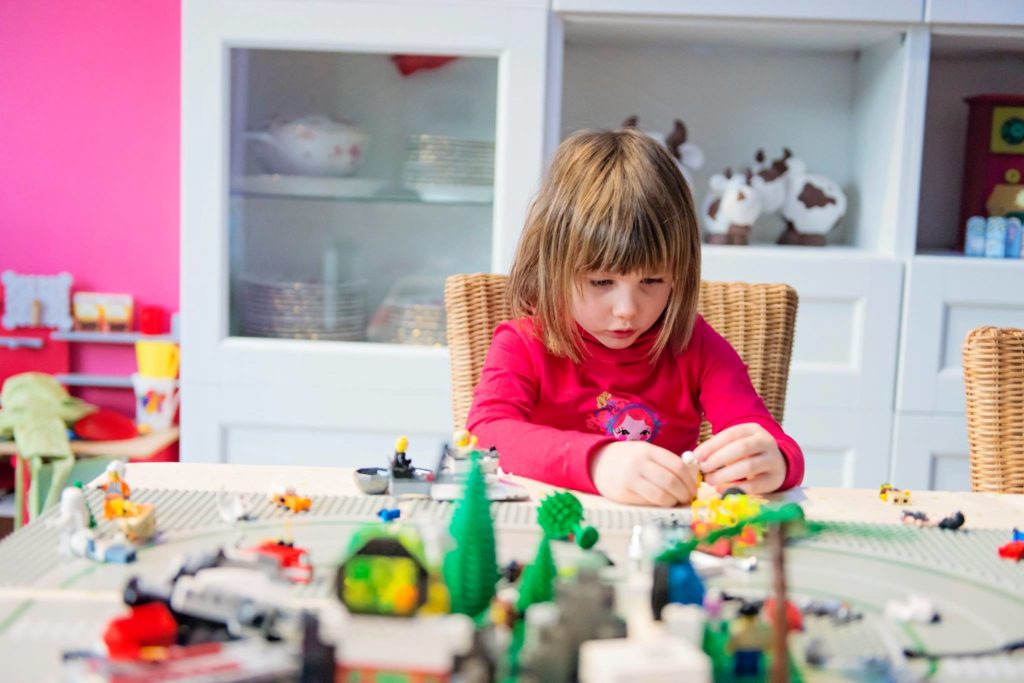 ... Juliette aussi aime bien jouer avec les petits LEGO. -- Janvier 2016