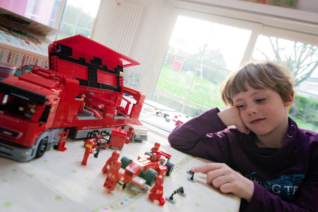 Après avoir trier pendant 3 jours tous les LEGO, après avoir trouver le plan sur Internet, j'ai réussi à reconstruire ce super camion F1 Scuderia Ferrari dont une bonne partie des pièces etaient dans le grand "nouveau" bac... Merci Dominique Duchateau, voilà deux heureux -- Janvier 2016