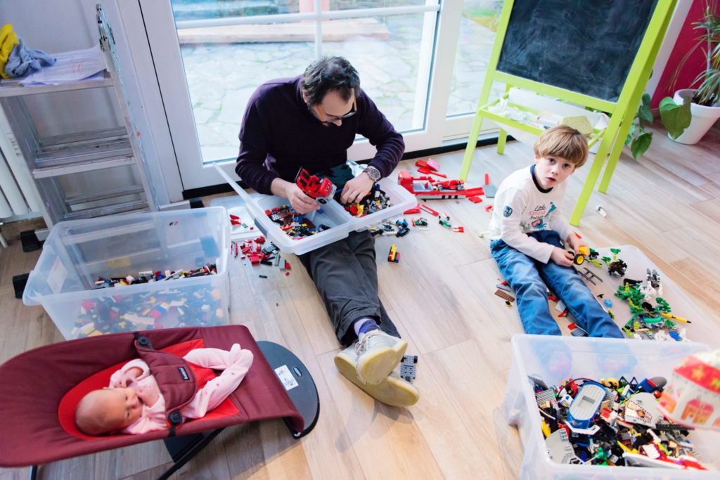 Allé, zou... cette semaine on trie tous les LEGO et on tente de construire ce camion Ferrari avec le plan trouvé sur Internet. -- Janvier 2016