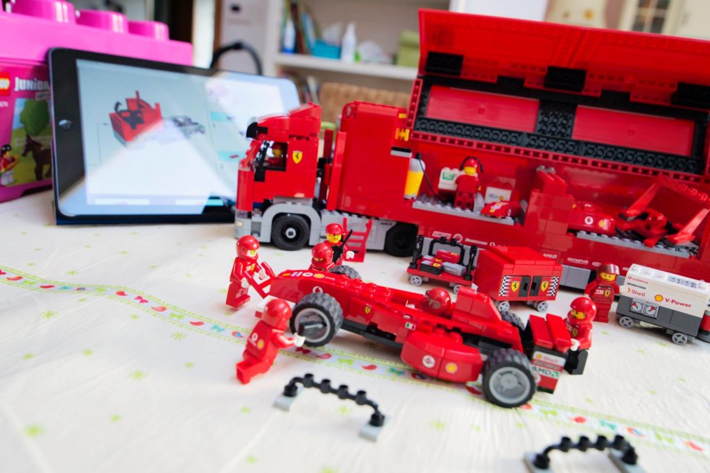 Après avoir trier pendant 3 jours tous les LEGO, après avoir trouver le plan sur Internet, j'ai réussi à reconstruire ce super camion F1 Scuderia Ferrari dont une bonne partie des pièces etaient dans le grand "nouveau" bac... Merci Dominique Duchateau, voilà deux heureux -- Janvier 2016