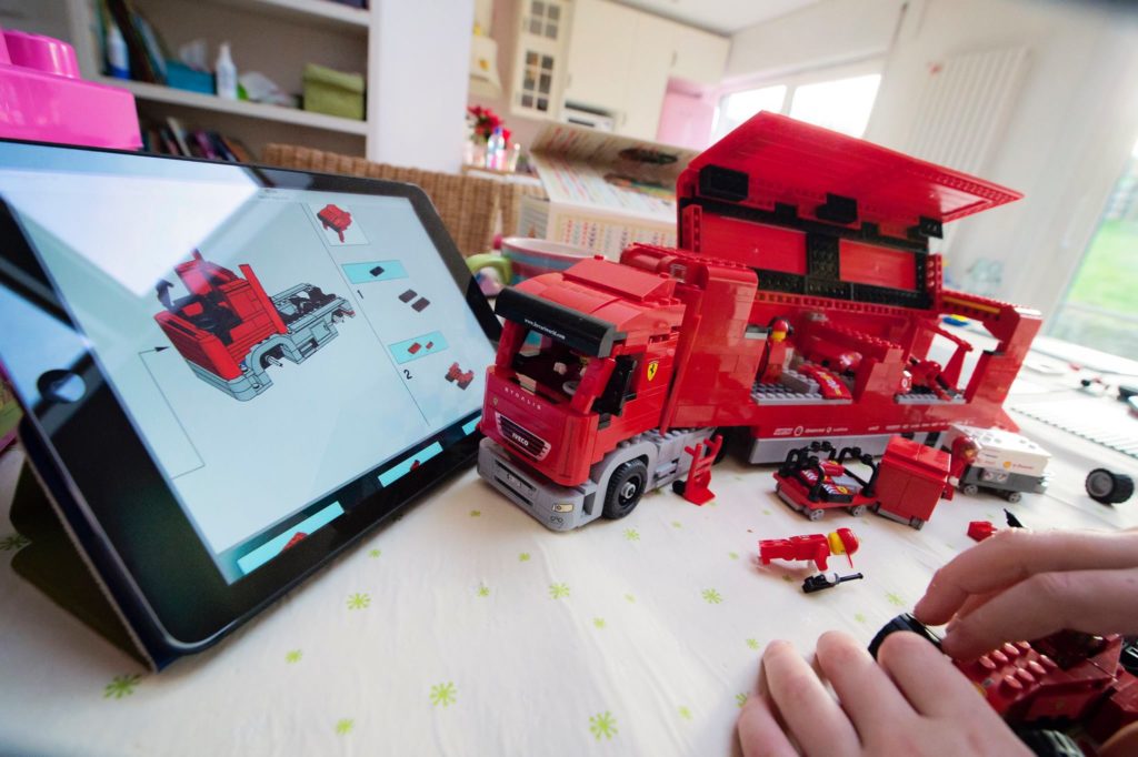 Après avoir trier pendant 3 jours tous les LEGO, après avoir trouver le plan sur Internet, j'ai réussi à reconstruire ce super camion F1 Scuderia Ferrari dont une bonne partie des pièces etaient dans le grand "nouveau" bac... Merci Dominique Duchateau, voilà deux heureux -- Janvier 2016