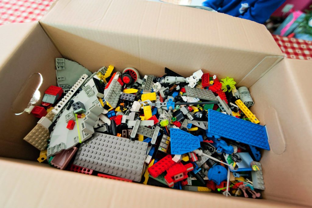 C'est les vacances, il se passe toujours quelques choses d'imprévu ! Une caisse de LEGO est venue de l'espace, remplie de drôles de Robots et autres vaisseaux spatiaux ! Voilà de quoi occuper Charly un bon moment ; ) - Décembre 2014