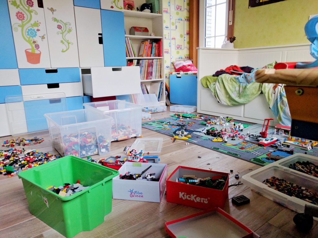 Chambre rangée top nickel, crayon, marqueur, cahier, papier triés... Maintenant on s'attaque à trier les LEGO ! -- Octobre 2016