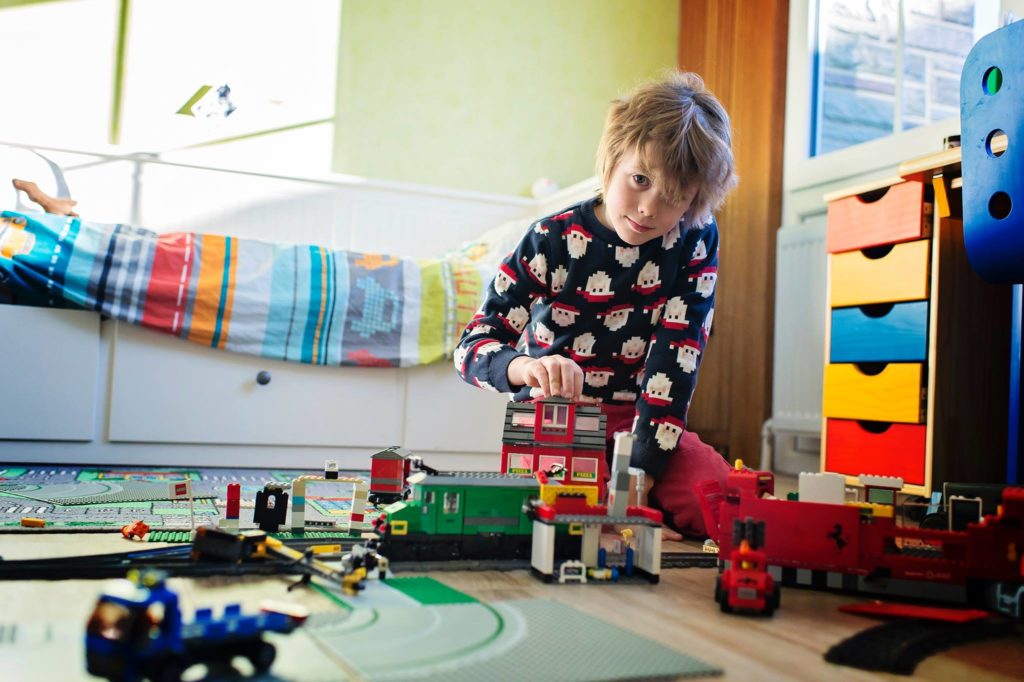 Le train avait pris place dans la chambre de Charly... -- Décembre 2016
