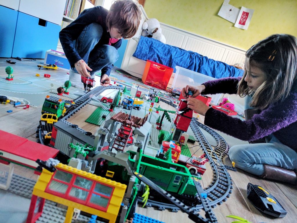 Le train avait pris place dans la chambre de Charly... -- Décembre 2016