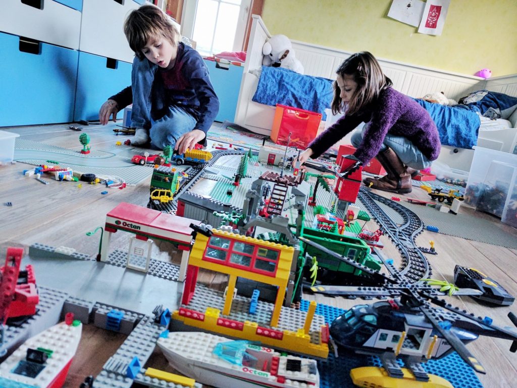 Le train avait pris place dans la chambre de Charly... -- Décembre 2016