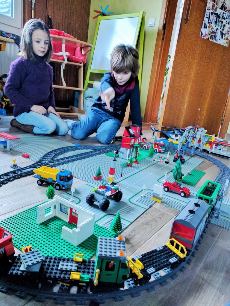 Le train avait pris place dans la chambre de Charly... -- Décembre 2016