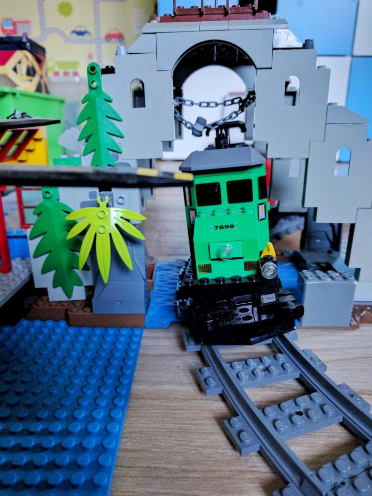 Le train avait pris place dans la chambre de Charly... -- Décembre 2016