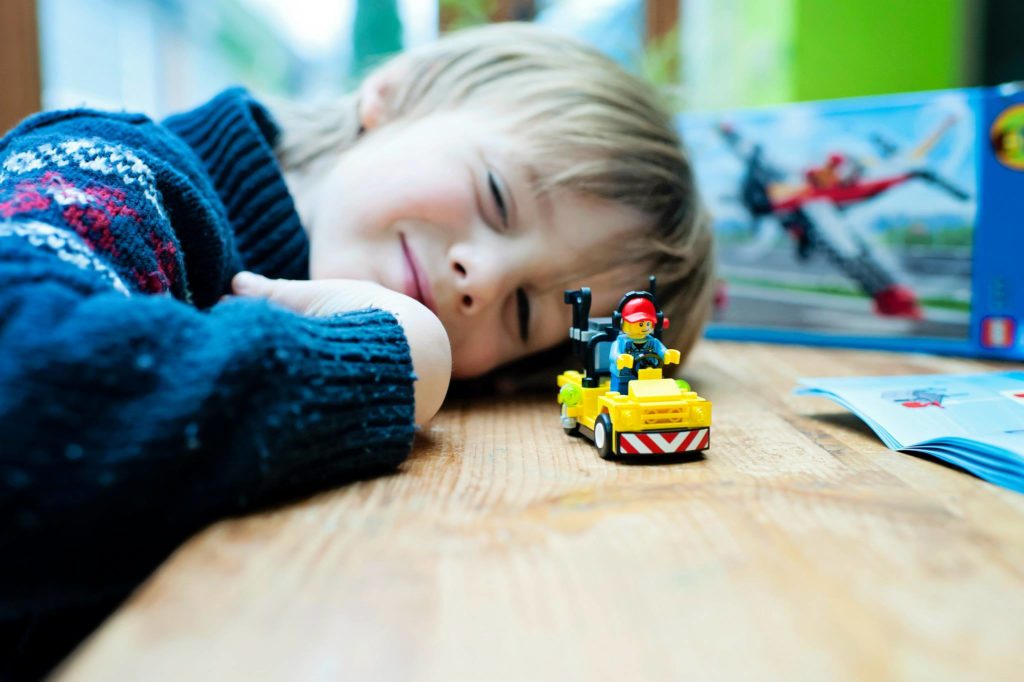 apa et Charly construisent la première boite de petit LEGO de grands, Mars 2014