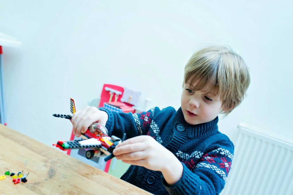 apa et Charly construisent la première boite de petit LEGO de grands, Mars 2014