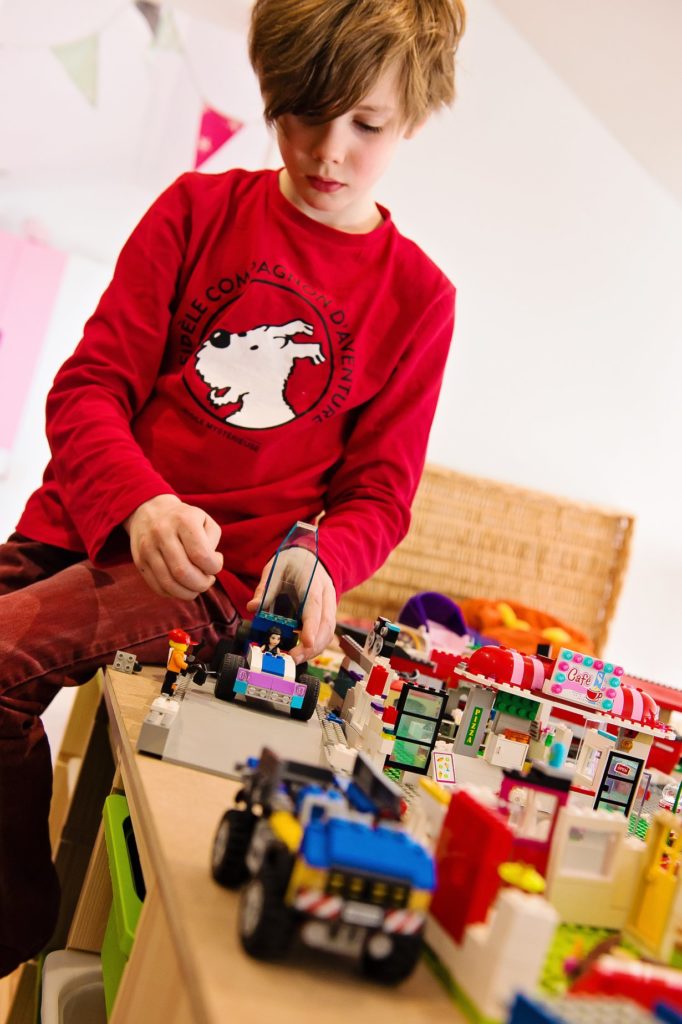 Parfois, cela arrive... ils jouent ensemble en LEGO sans se chamailler.... -- Janvier 2018