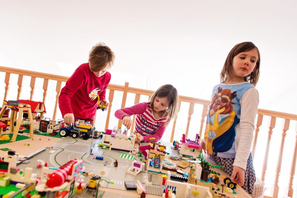 Parfois, cela arrive... ils jouent ensemble en LEGO sans se chamailler.... -- Janvier 2018