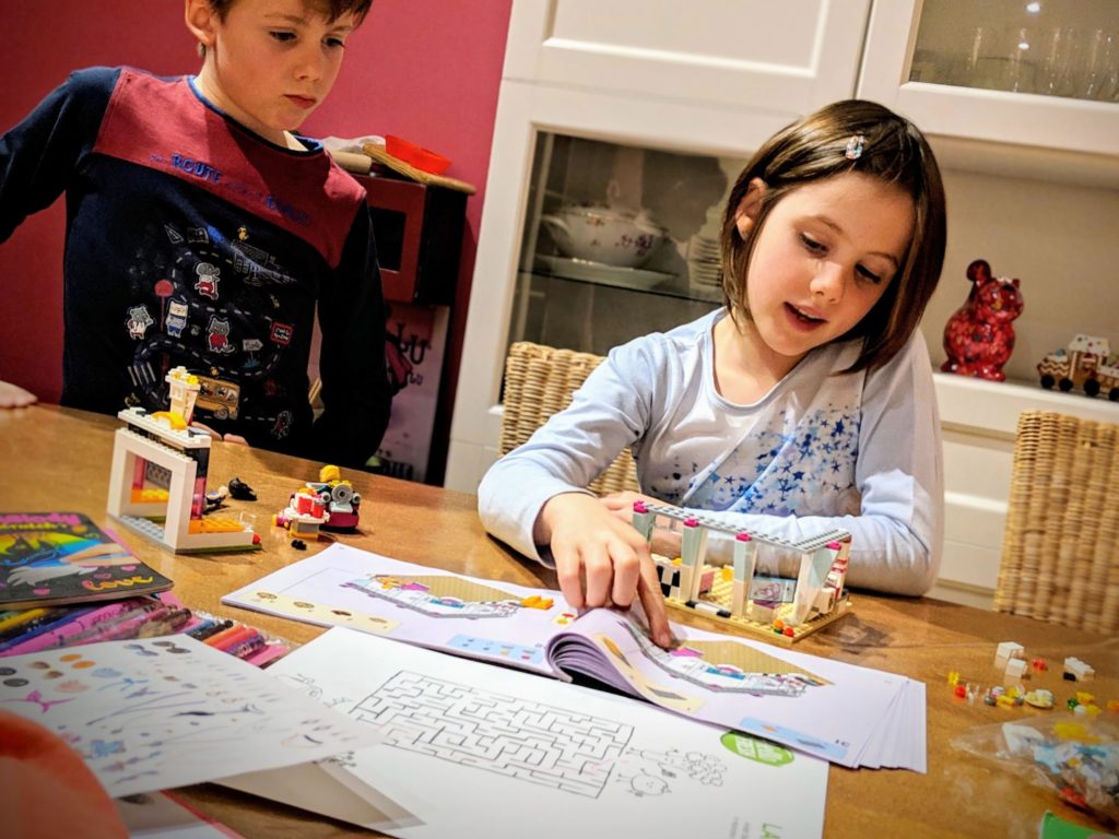 Et oui Charly, elle gère ta sœur pour construire sa boîte de Lego toute seule ! -- Novembre 2018