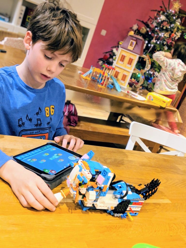 LEGO Boost, des inventions à piloter depuis sa tablette, que Saint Nicolas apporté chez le parrain de Charly. -- Décembre 2018