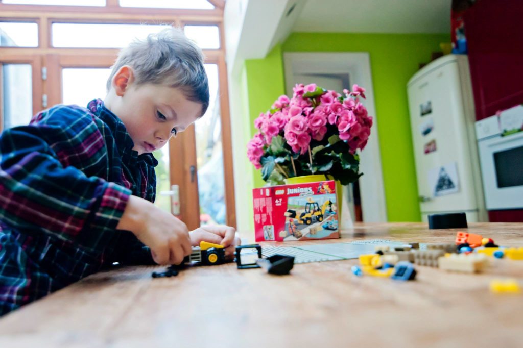 Aujourd'hui, Charly construit tout seul une excavatrice qu'il a reçu pour ses 5 ans. -- Avril 2014