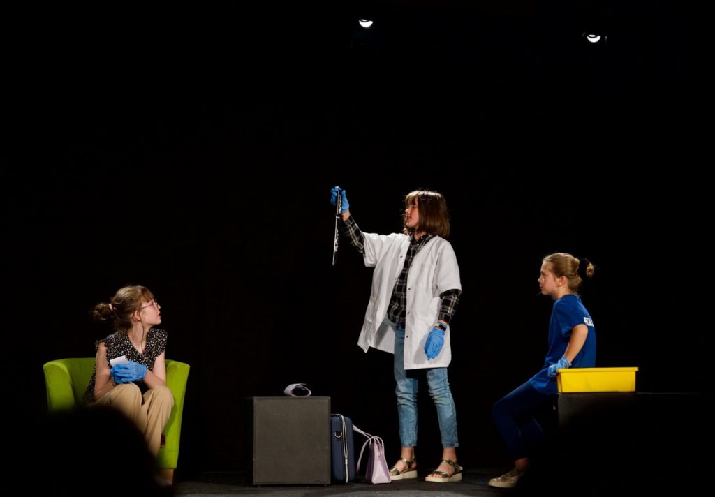 Qui a tué Mathilda ? Bravo Alice et tes copines, avec 3 rôles différents et de sacrées tirades, la barre était sacrément haute dans ce huis-clos pour ta seconde année à L'Annexe Théâtre ! Rendez-vous demain pour le spectacle de Charly.