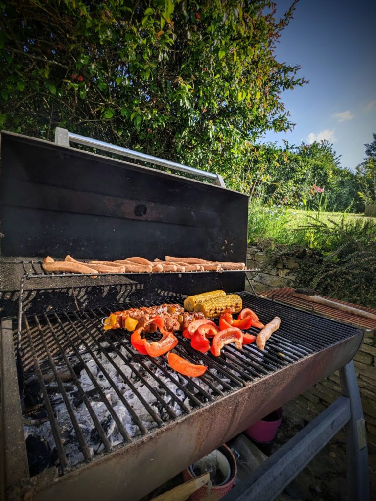 Il fait beau, c'est vendredi ! On ne va pas se priver d'un petit barbecue, même si cela manque d'amis et d'une bonne bière Bucket !
