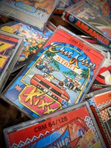 Le jeu Outrun sur C64 dans sa ré-édition Kixx