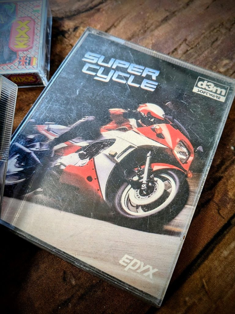 Super Cycle d'Epyx en version K7 pour le Commodore 64