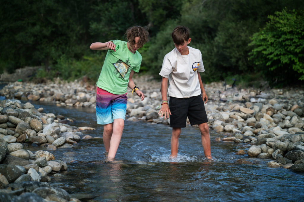 On joue dans la rivière du Camping du Ranc Davaine #Ardèche2023