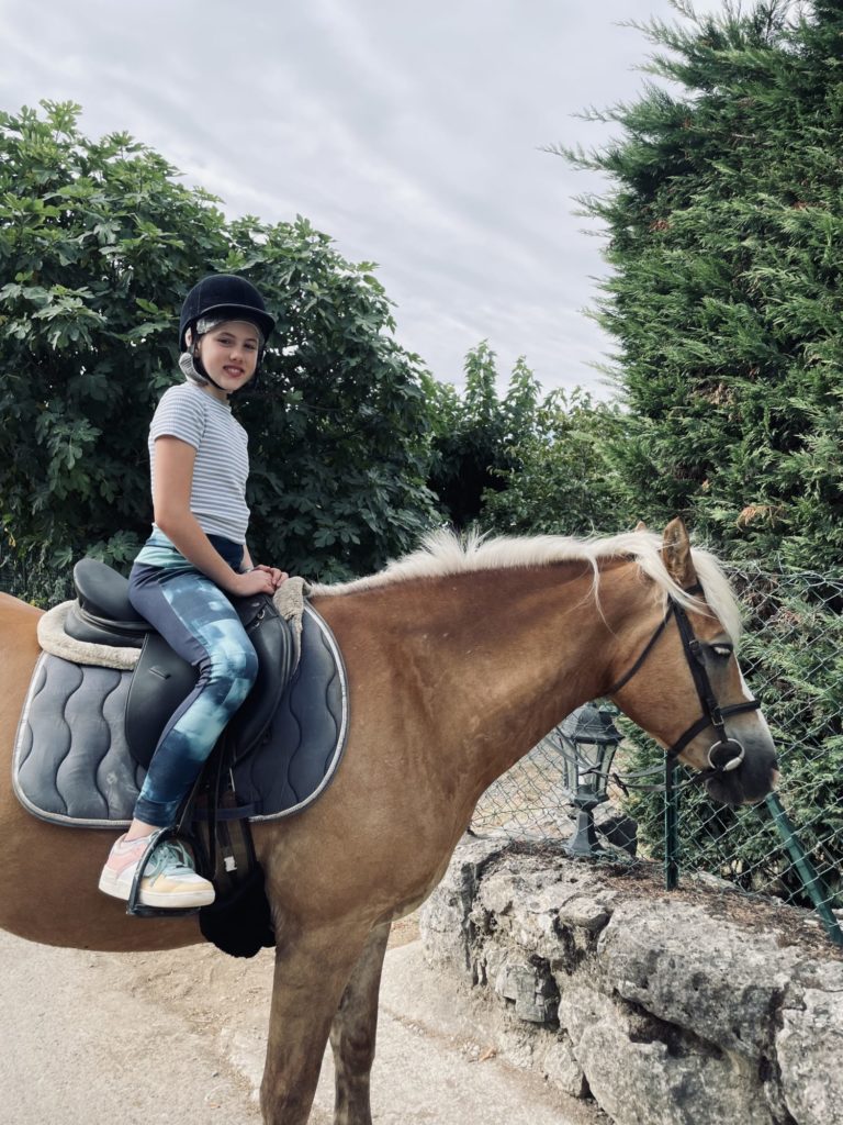 Prête pour une traversée de la rivière - Centre Equestre Chavetourte - Ardèche 2023