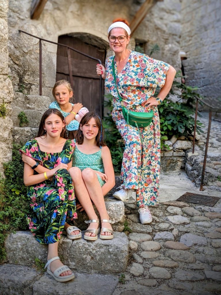 On se promène dans les ruelles tortueuses de Balazuc. #Ardèche2023