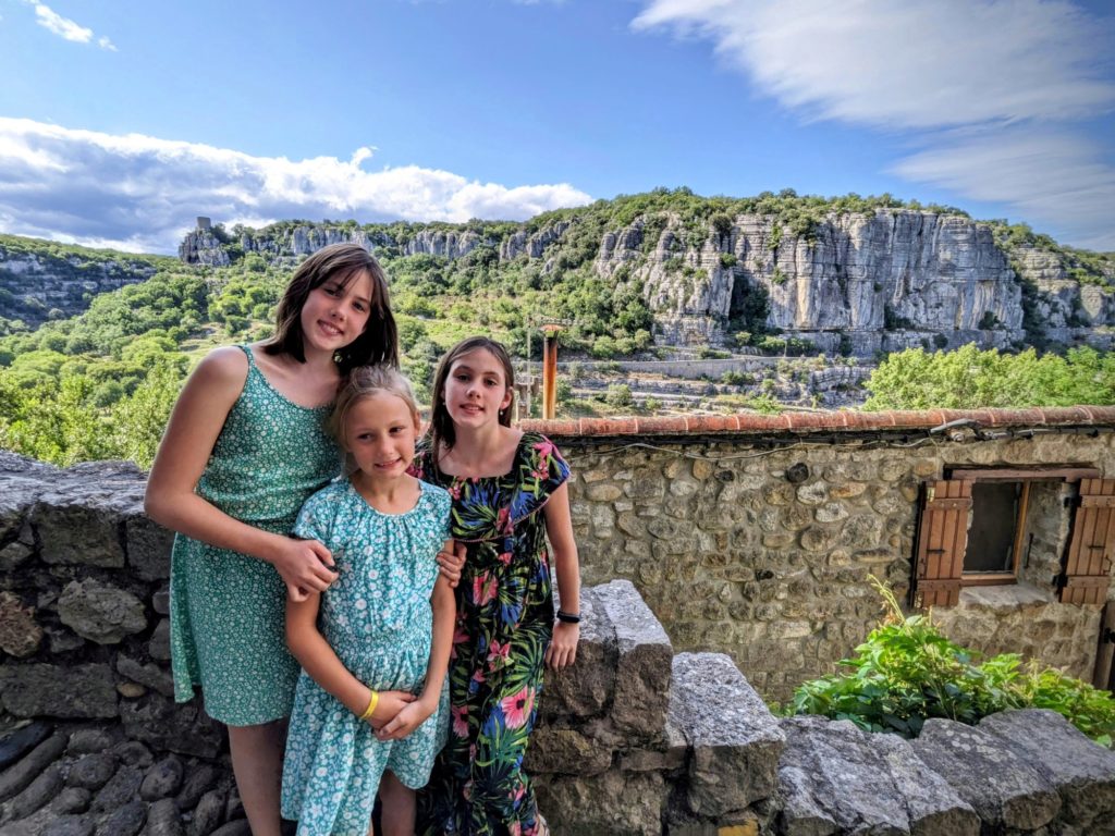 On se promène dans les ruelles tortueuses de Balazuc. #Ardèche2023