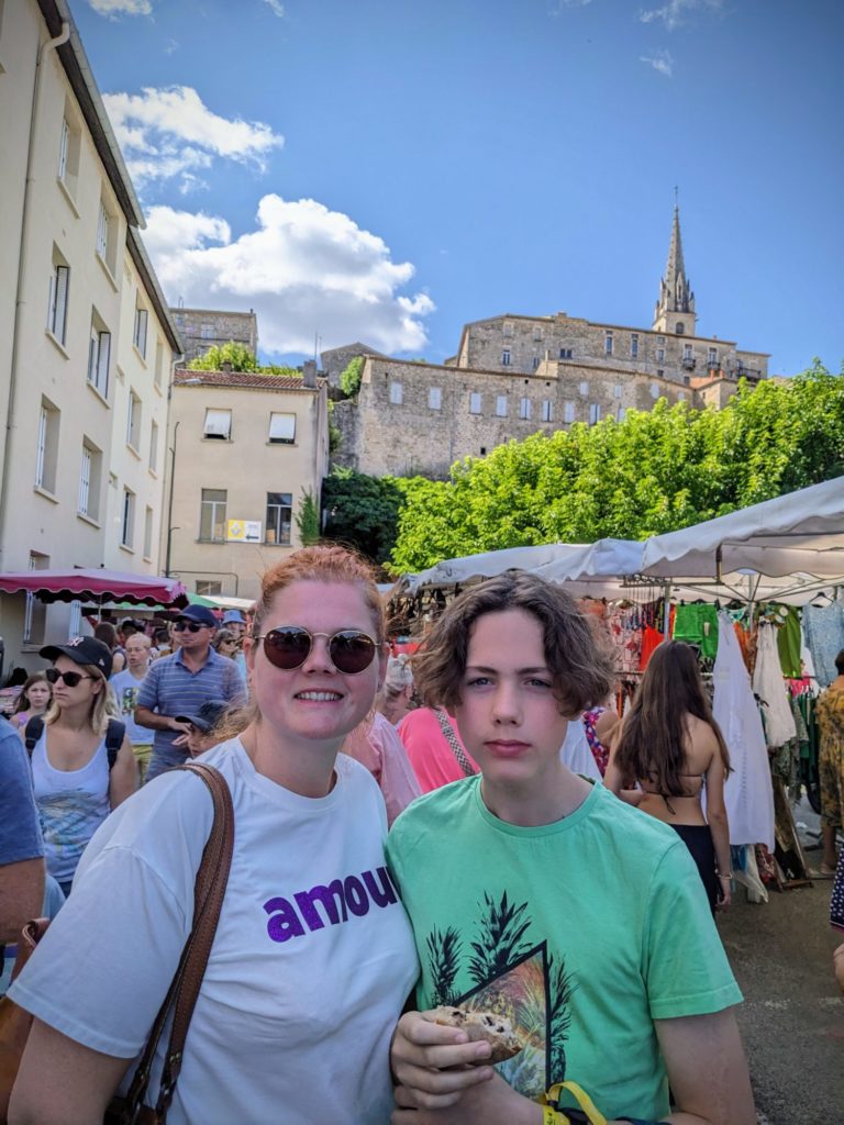 Charly, toujours prêt pour le marché matinale avec nous. Joyeuse #Ardeche2023