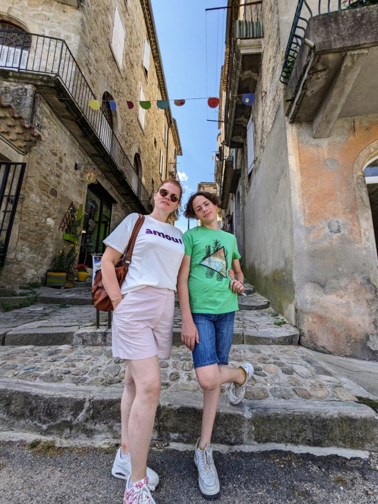 Charly, toujours prêt pour le marché matinale avec nous. Joyeuse #Ardeche2023