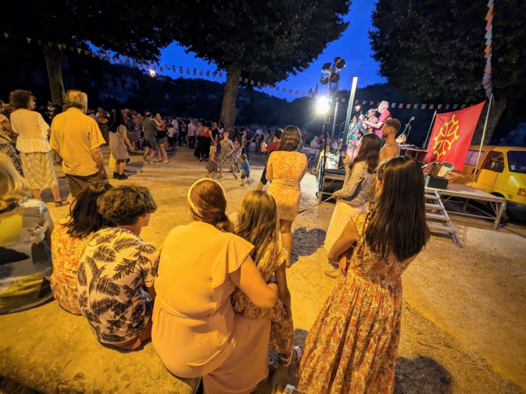 On s'est trouvé une chouette activité hier soir :)) #balfolk #ardeche2023 Labeaume De quoi nous rappeler un peu nos 15 ans de Mariage