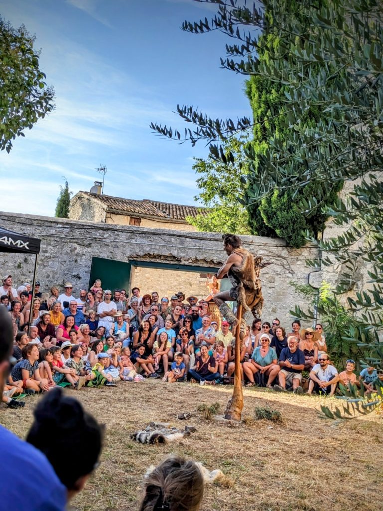 Le hasard des étapes... On a fini par s'arrêter à Goudargues, la "Venise de l'Ardèche".. en mode #festivalgoodvibes