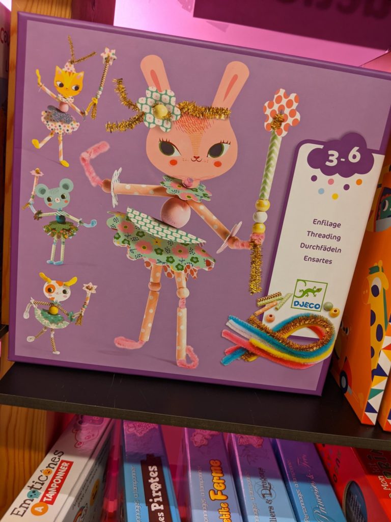 Des petites personnages à créer en enfilant des perles et éléments. (La Parenthèse, 2020)