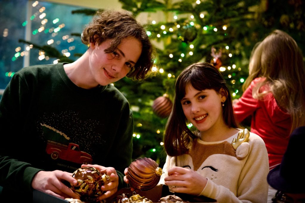 On installe le sapin de Noël en famille, 2023