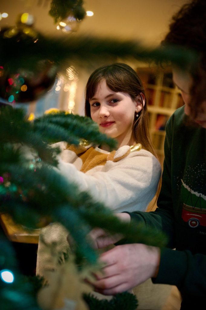 On installe le sapin de Noël en famille, 2023