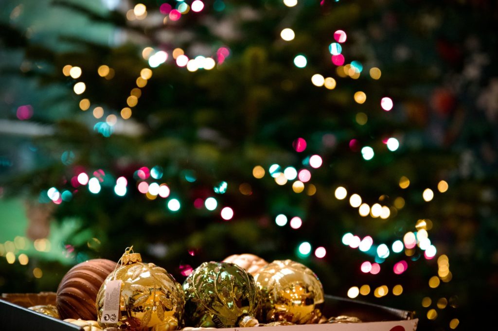 On installe le sapin de Noël en famille, 2023